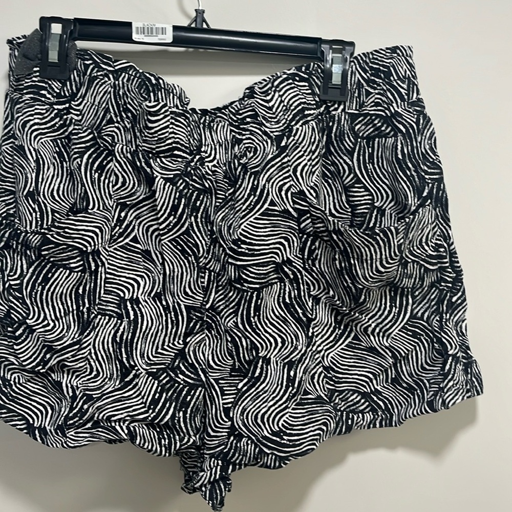 Black and white shorts with pockets
